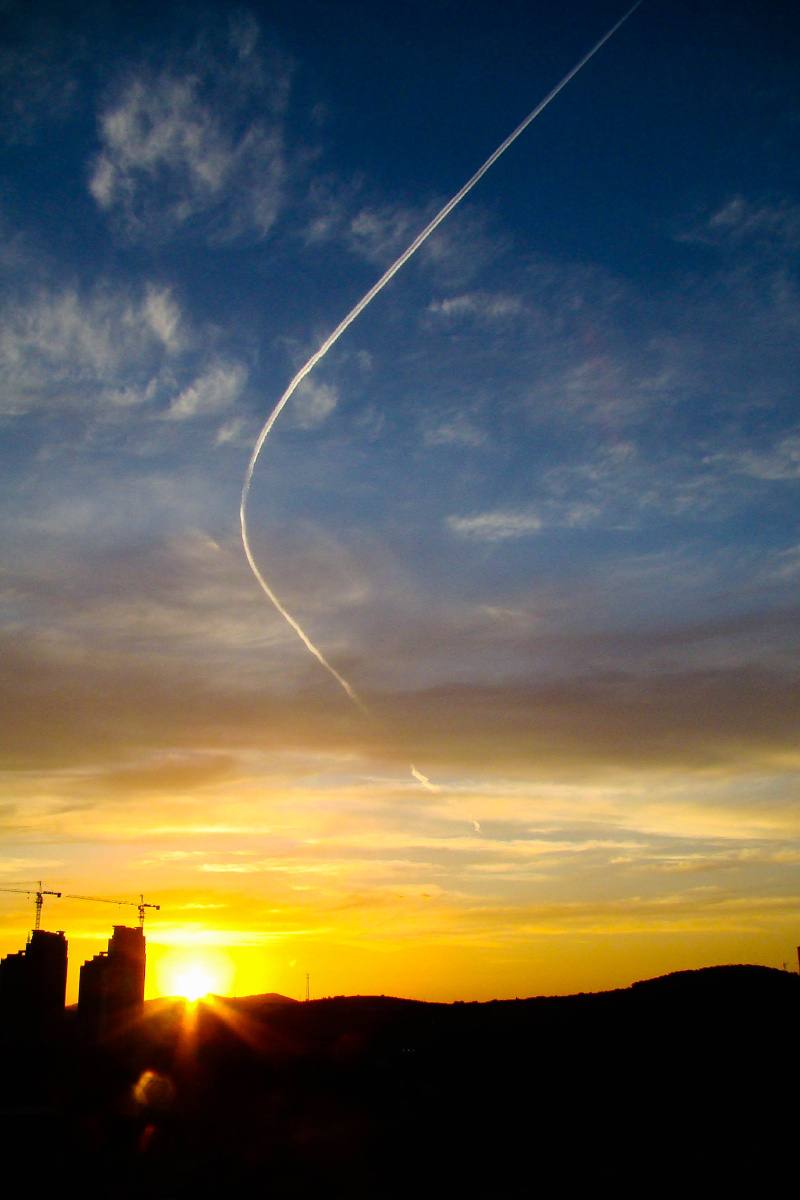 2012年9月18日,民航飞机从西边天空划过.此图经lr处理过.