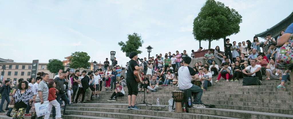 鼓楼广场的歌手