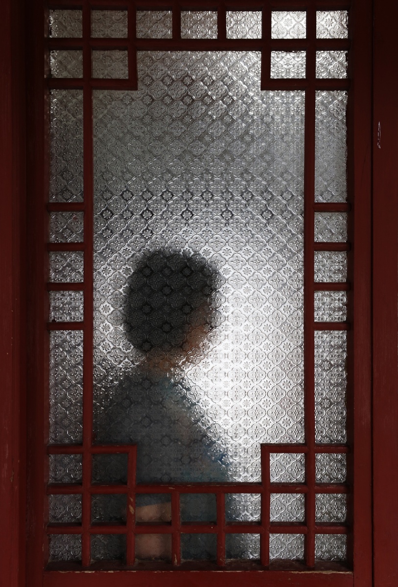 犹如水中月又似雾里花隔着帘子隔着纱谁人能识她游某公园在一茶社窗外