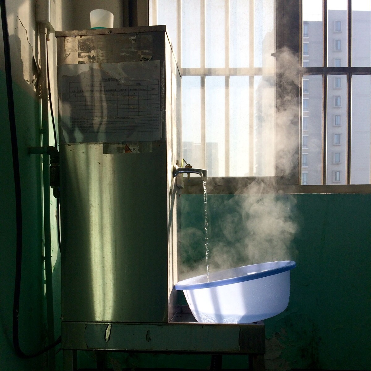 盥洗室旁边有热水器 早上总会有同学打一盆热水洗漱 七八点钟的光影衬着袅袅水汽 新的一天开始了