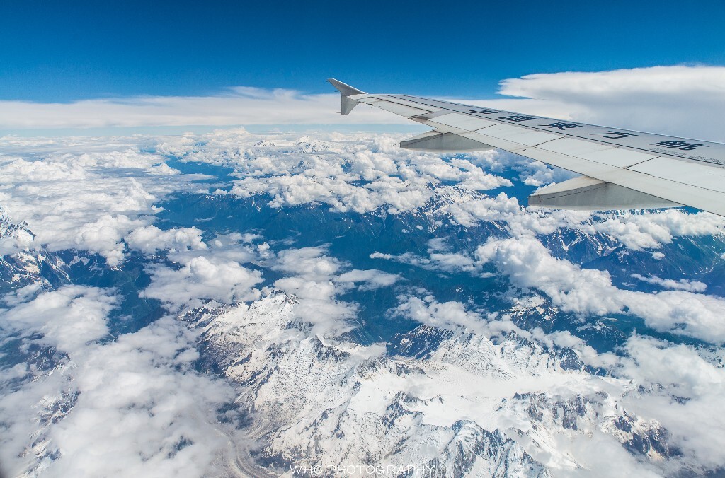 从飞机上看贡嘎雪山。