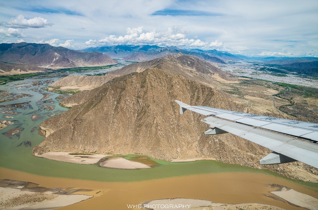 快要抵达贡嘎机场，清澈的拉萨河在此注入浑浊的雅鲁藏布江，我拿起相机飞速记录下这个瞬间