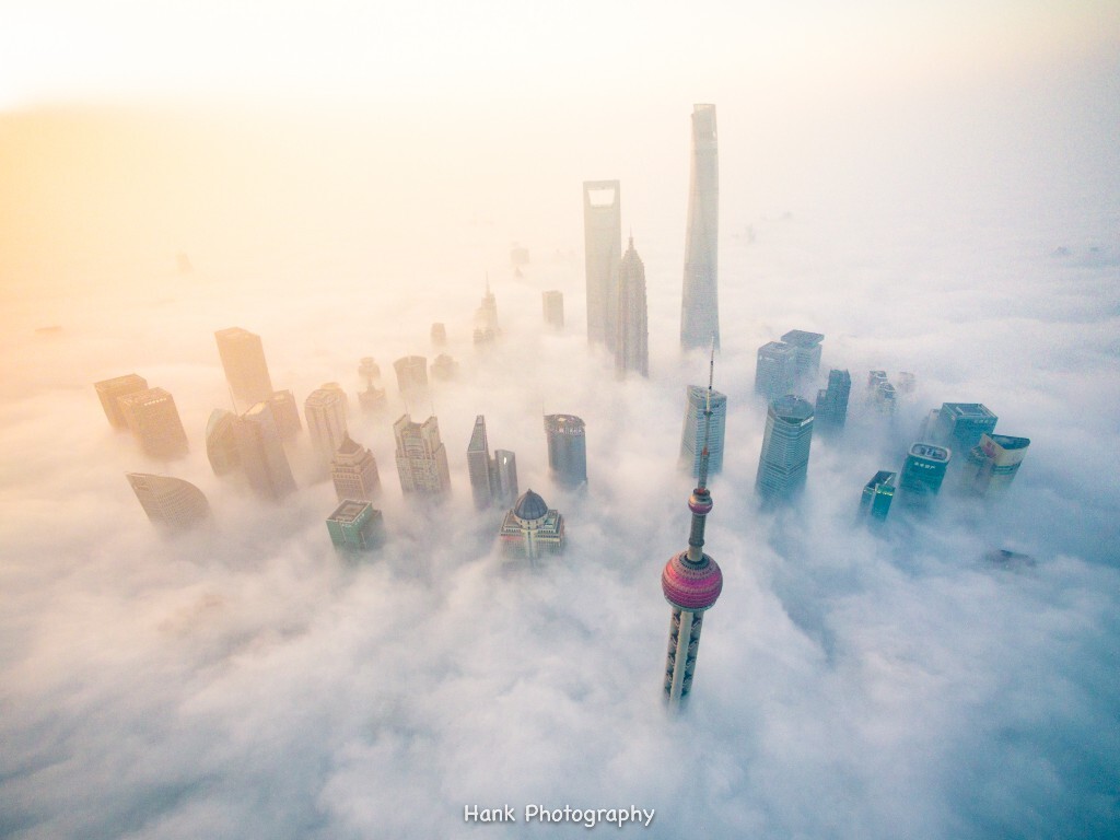 第一次来上海拍照就遇上了平流雾大云海，有幸记录了这一难得的时刻。<br />
2016.4.1