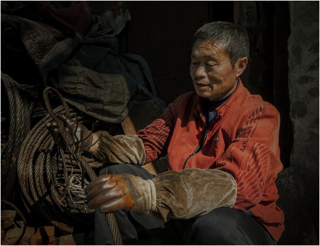 铁匠街上编钢丝绳的大叔。大叔告诉我们哪里可以拍到打铁的,不过不是手工打铁,是机器打铁。