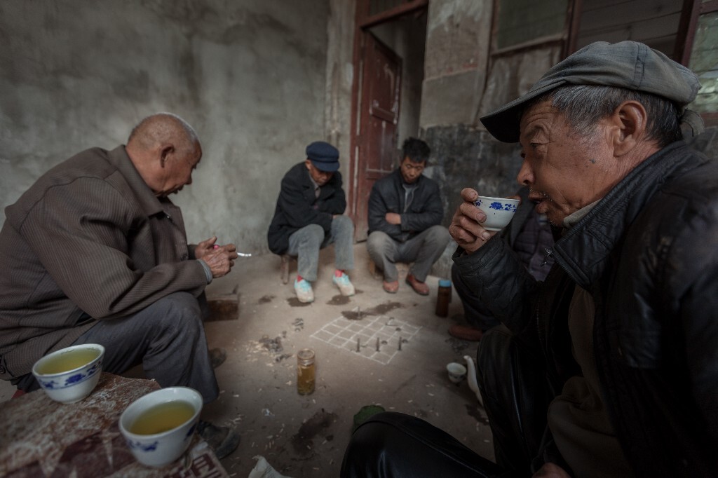 一局终了，撒个尿先,喝口水先！