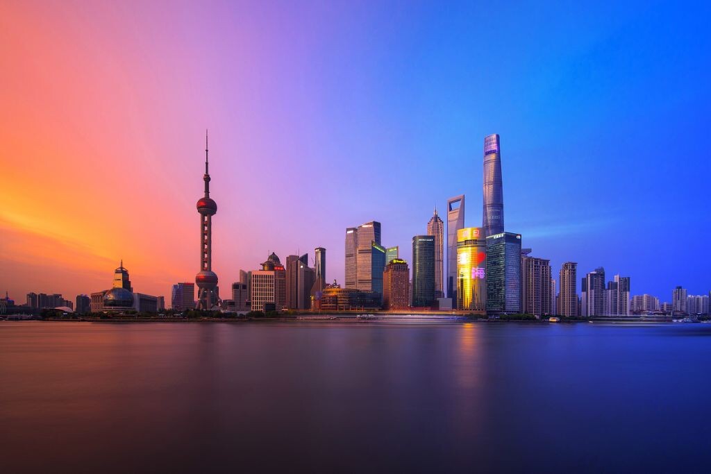 这两天有事去了一趟上海,本来还想看看有没有机会爬个楼,结果昨天下雨,今天安排了一整天的事情,晚上还要赶回南京的火车,加之自己对魔都的爬楼点不熟悉且无人带领,只好晚饭后来外滩边上随便拍了一张。<br />
顺便,刚好试了一下新买的海大的ND400.只是在长曝期间,架子时不时的会被旁边其他游客擦碰到,结果拍出来那锐度简直就不能看了……本来还想拆了滤镜单独拍一下震旦的大屏,结果也被人直接把脚架撞歪了~最后索性收拾收拾就去火车站了……