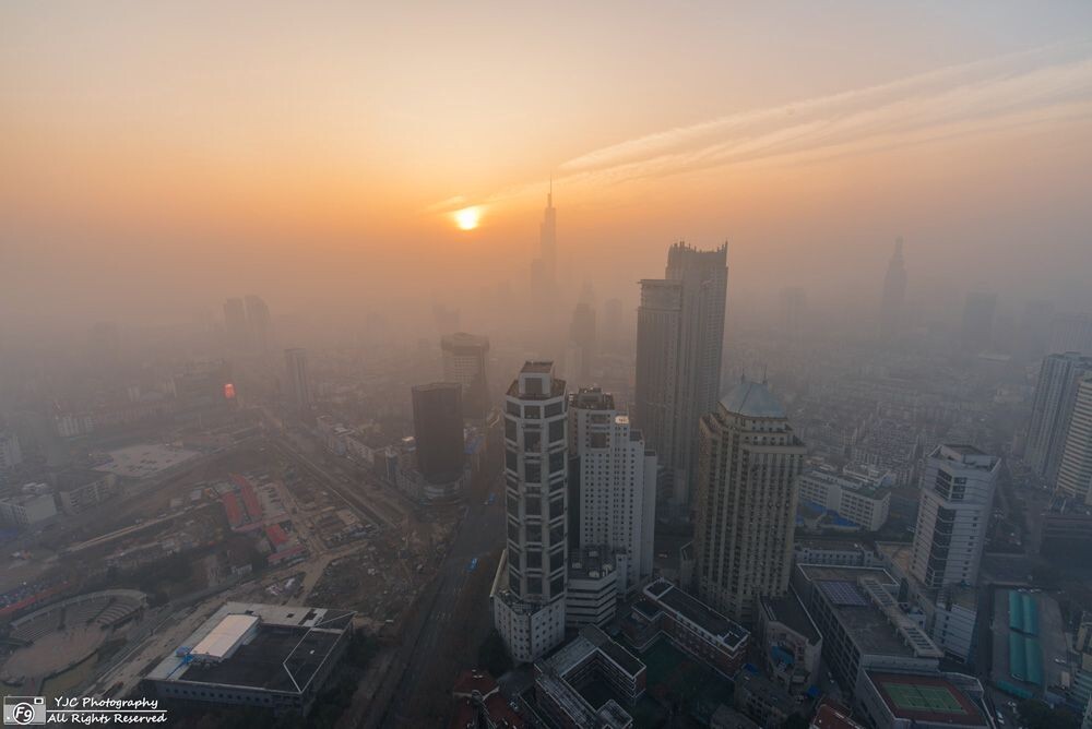 雾霾，工地，了无人烟的街道。南京就在这样一片略显荒废的景象之下开始了她的2016年～