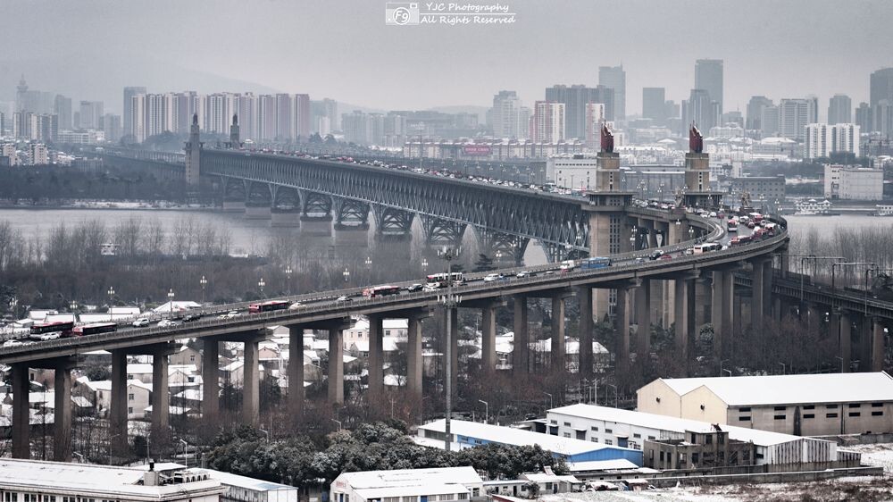 原以为早晨醒来会白雪皑皑，银装素裹……到头来，却只剩房顶的残雪了……第一次拍雪景，就这样吧……