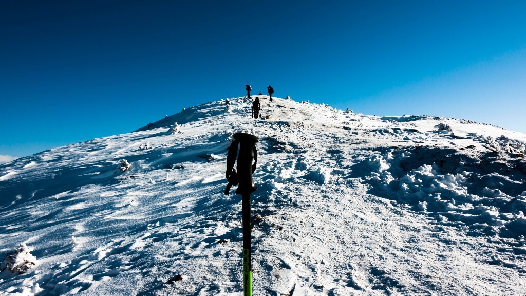 光秃秃的雪山。只有用手杖当个前景凑数了。
