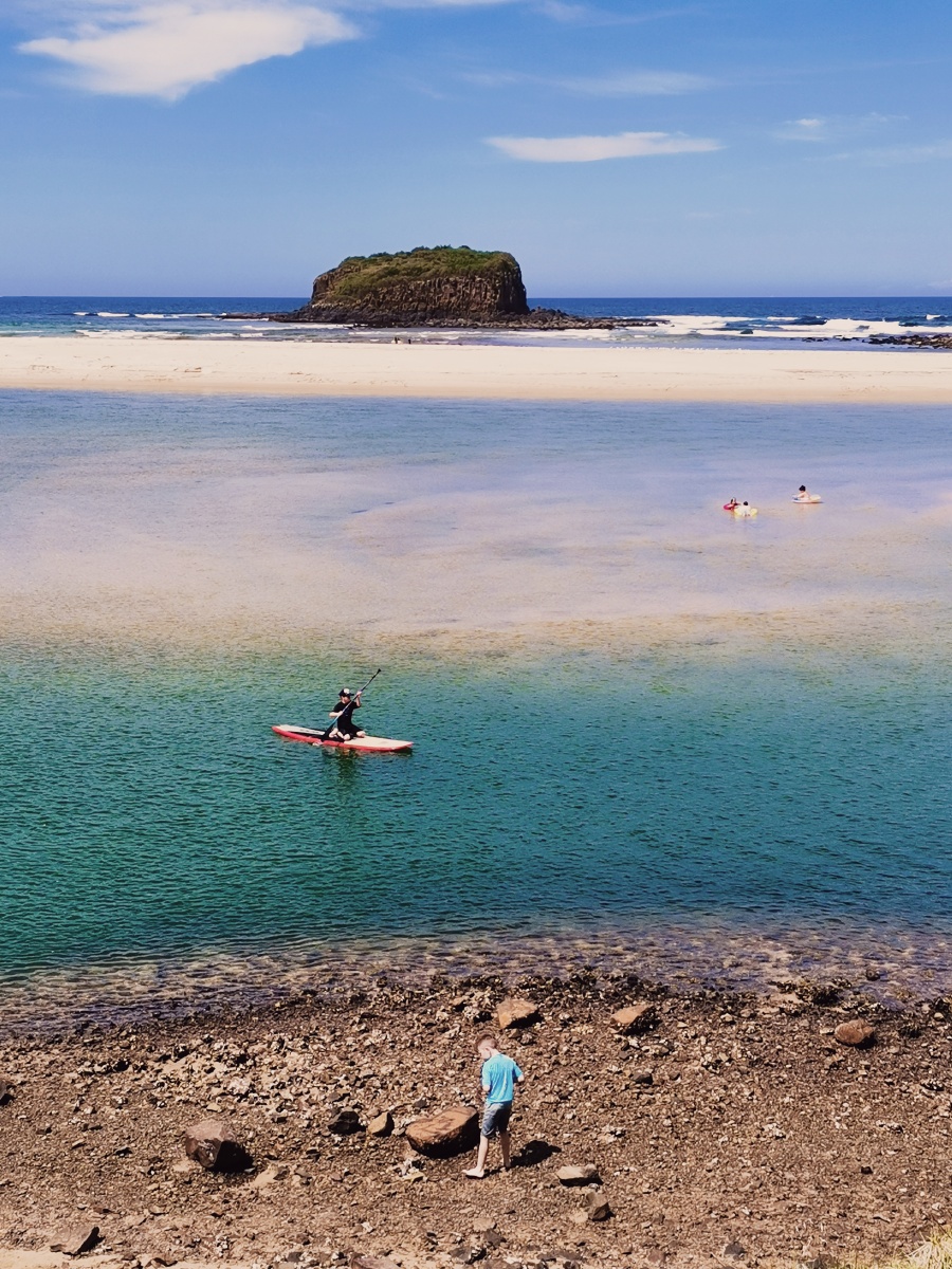 五彩斑斓海水退潮七彩色带色彩分明