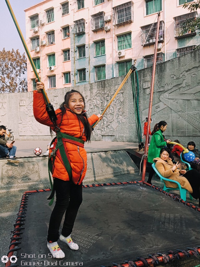 她时刻都在强调,这个蹦床只有小孩子才玩,我又不是小孩子了...