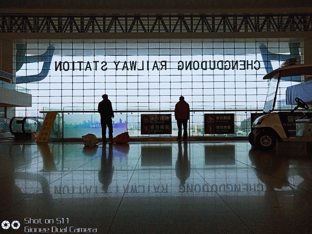 成都东站,候车的人
