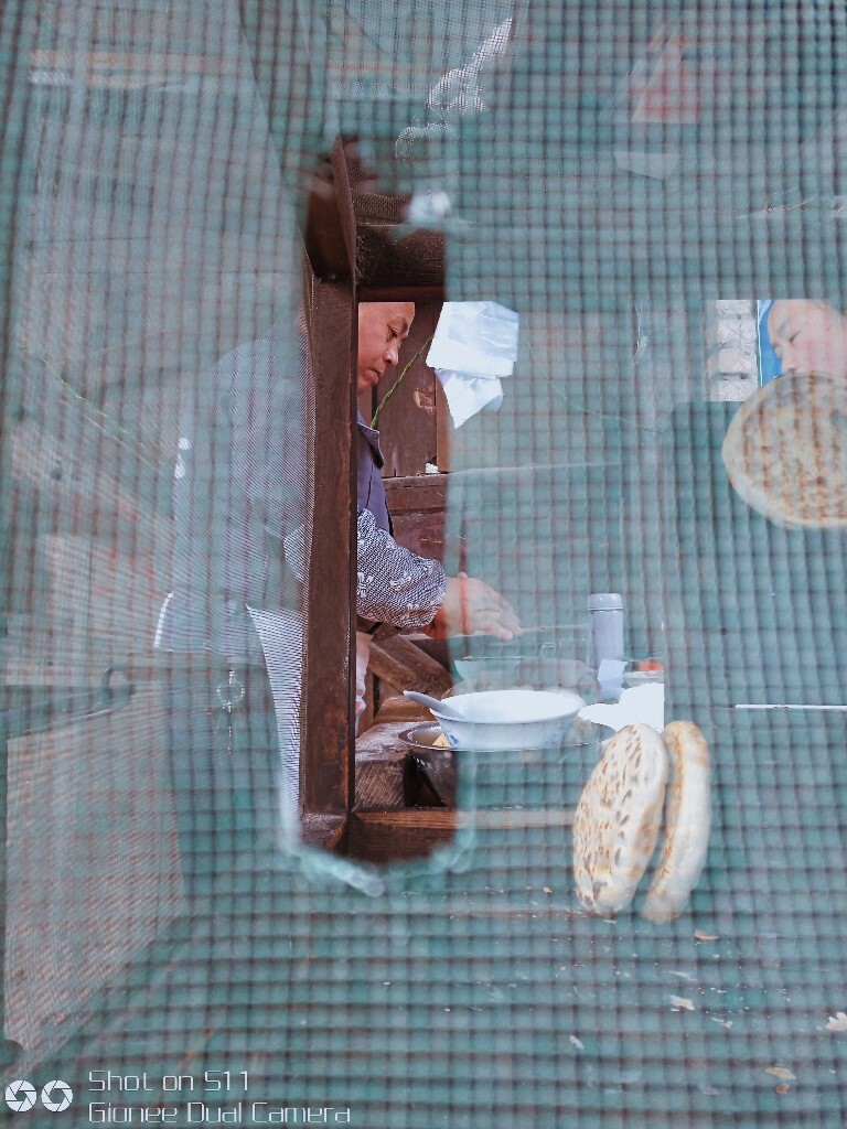 正在做锅盔的师傅