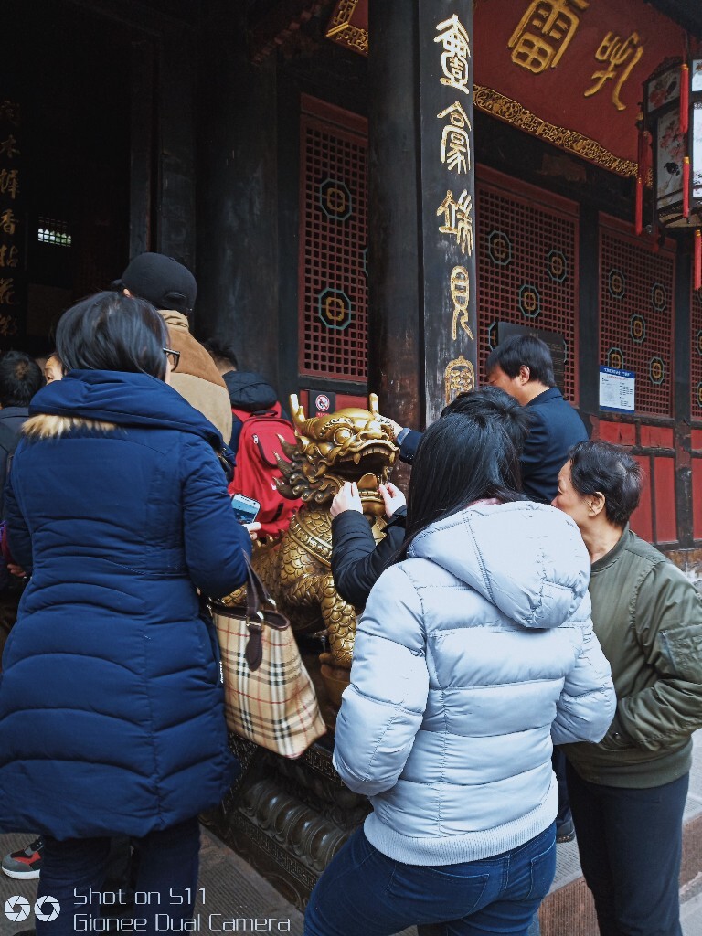 抚摸大笑的神兽,会给新年带来好运。