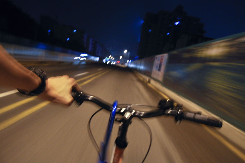 夜里11点下班回家空旷的红荔路