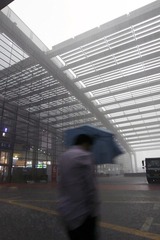 冲入雨中