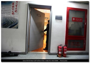 2011年11月5日，北京市出入境边防检查总站，19名被拐骗至安哥拉卖淫的妇女被解救回国。.jpg