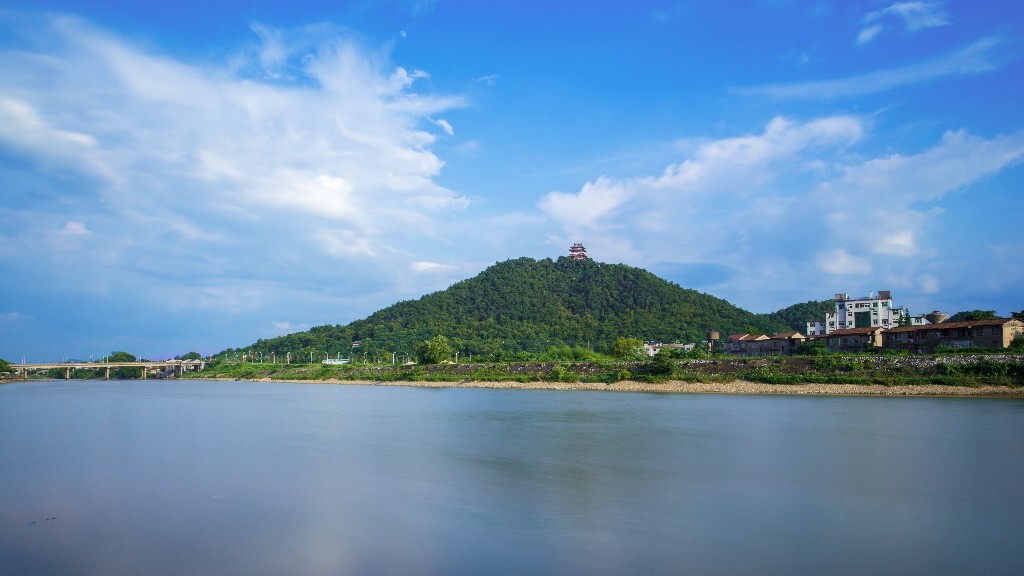 武安山,曾经因为该山上有一座电视塔,所以又称为塔山。是玉山县城——冰溪镇的主要地理标志,也是我们当地人主要的健身场所。每天来着登山的人络绎不绝。我也曾是拜这座山所赐,每日清晨爬山,一个月减了20斤。
