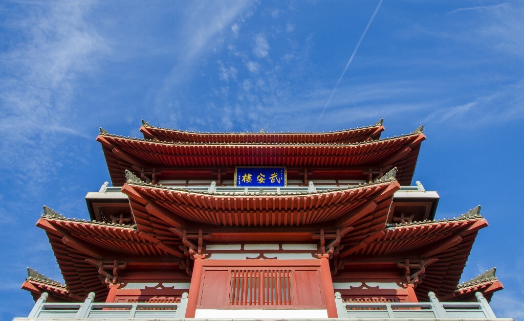 在这之前是玉山县广播电视塔.后因为电视塔废弃,所以才盖了这座新楼.