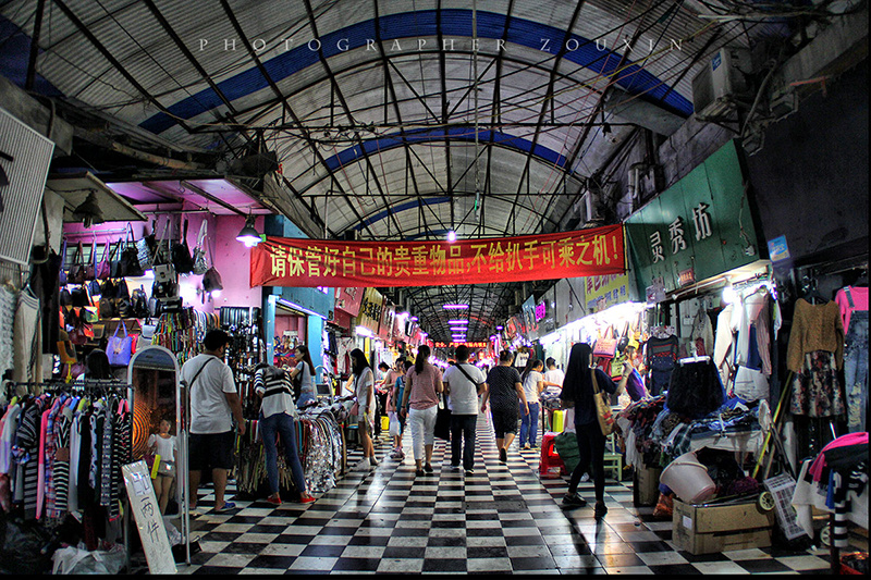 2014年9月23日,东门虎泉夜市开始迎来晚高峰.