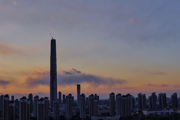 73073