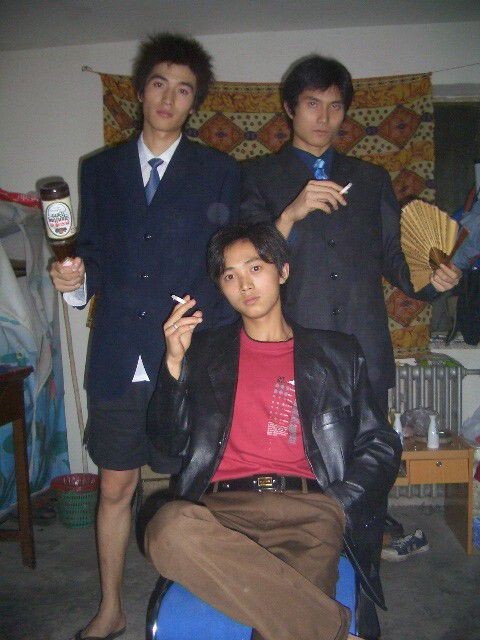 搞笑<br />
那时还算年轻啊