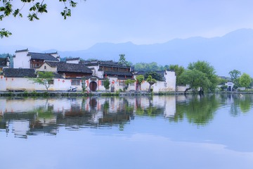 江南好，风景旧曾谙。日出江花红胜火，春来江水绿如蓝。能不忆江南？