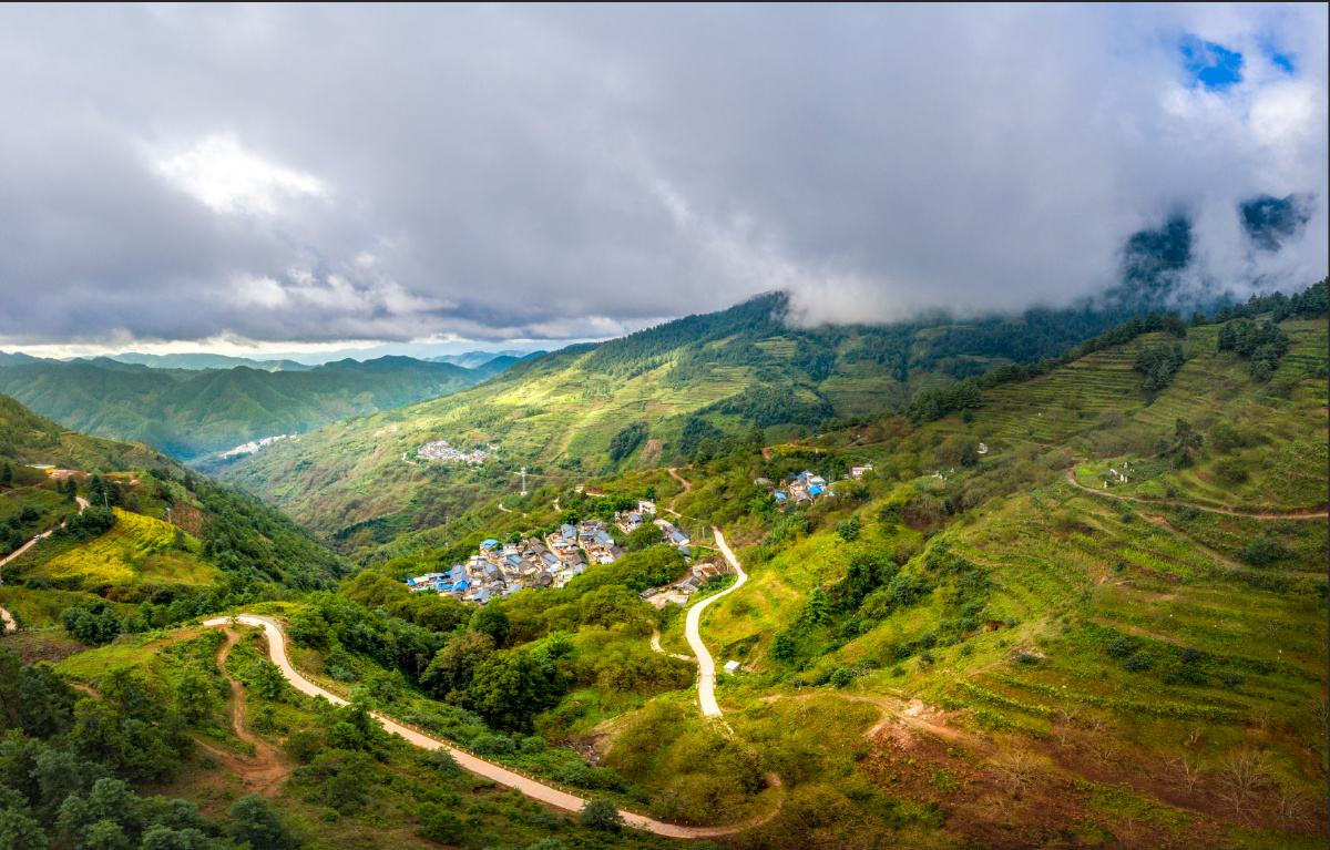 初秋的云南楚雄三台乡松子园彝族山寨子