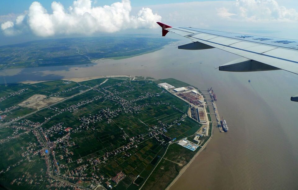 飞过黄浦江<br />
很喜欢在低空拍地面，每个地方的风格都展露无遗。
