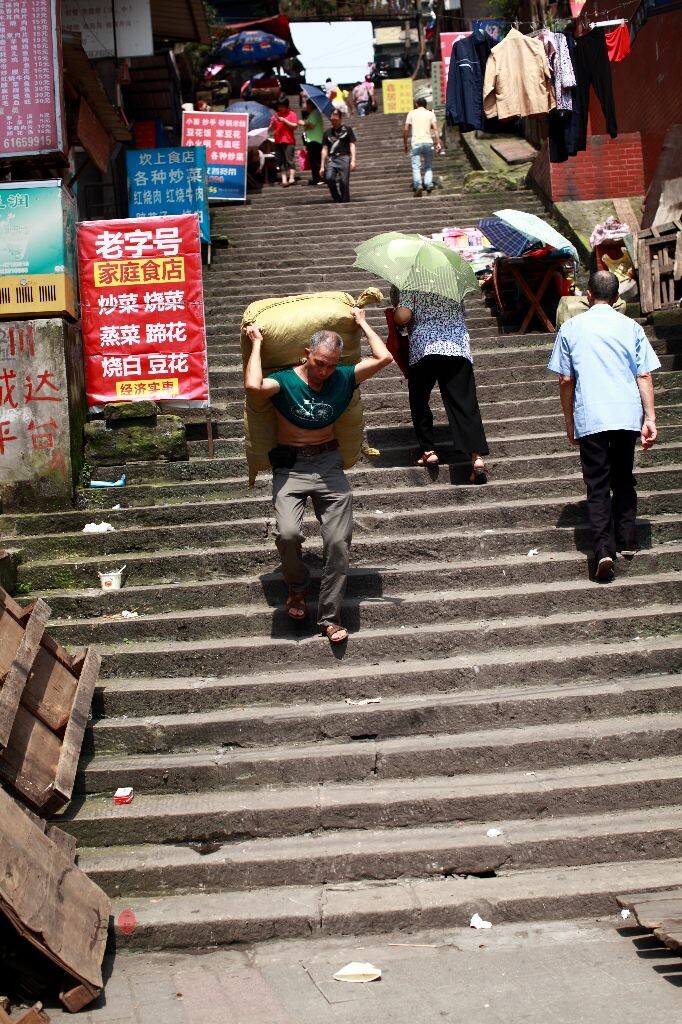 从上街把货物搬到下街的滨江路，然后装车装船