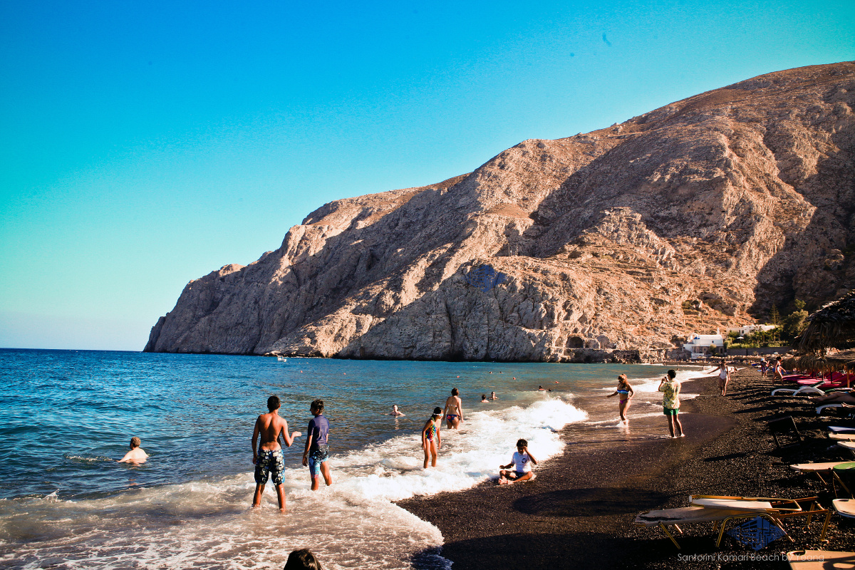 kamari黑沙滩沿海岸线铺开,由火山喷发后的沉积的黑砂石形成,经太阳一