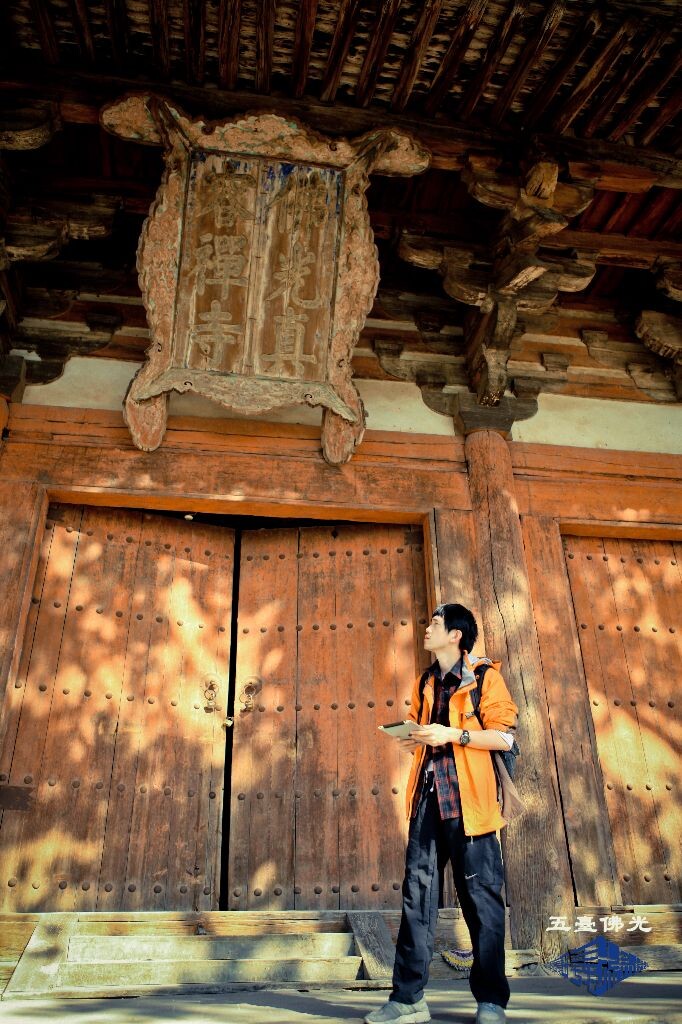 “佛光真容禅寺”巨大唐风匾额。面七深四间,中五间设板门,与殿内龛台同宽。