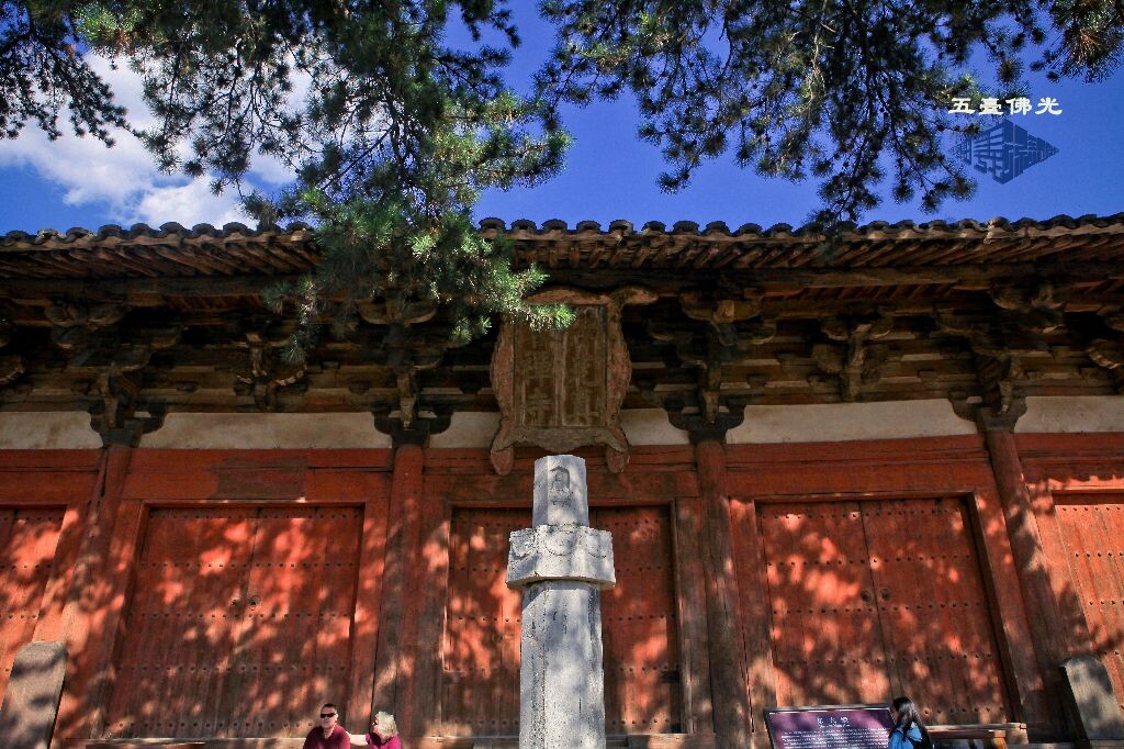中国建筑史上最激动人心的一页—佛光寺东大殿。门前石质经幢为唐大中十一年之佐证。