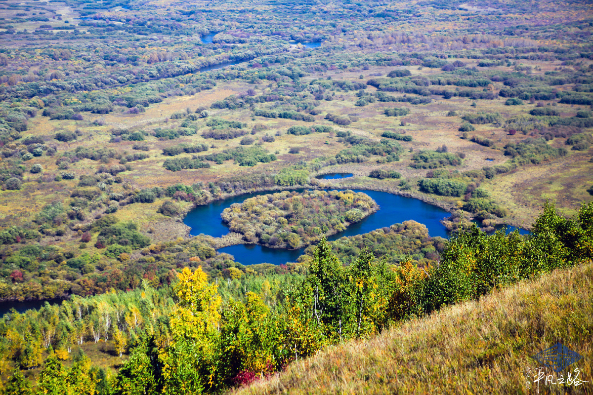 成吉思汗在此遇猛虎,战马踏虎奋力跃上山岗,虎落之处形成马蹄岛.