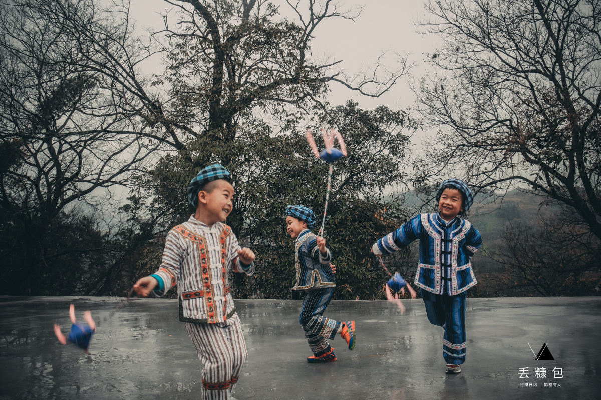 丢糠包贵州省黔西南州望谟县新屯村三个小男孩在玩丢糠包糠包是布依族