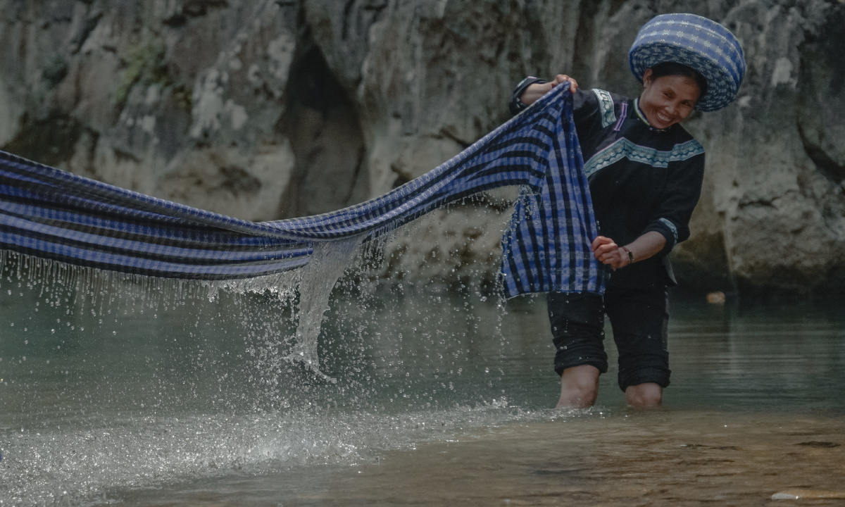 贵州省黔西南州望谟县石屯镇羊架村布依族妇女在河边洗土布纯棉制作的