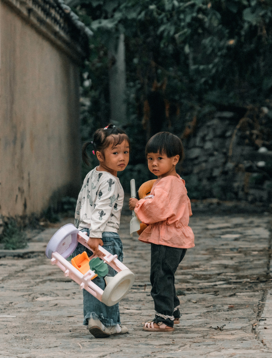 贵州省黔西南州贞丰县纳孔村在追逐玩耍的两个小女孩村里的年轻父母都