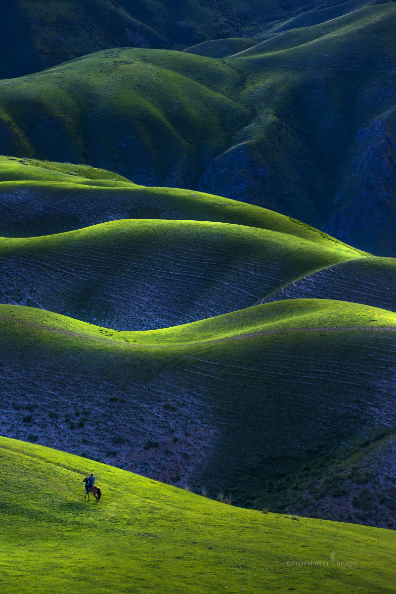 山坡上的光影 - toonman - 图虫