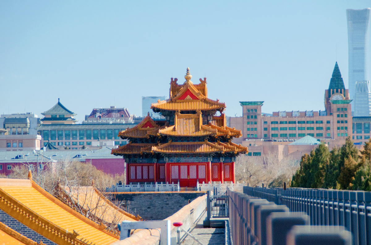 故宫塔楼与现代建筑北京的天际线