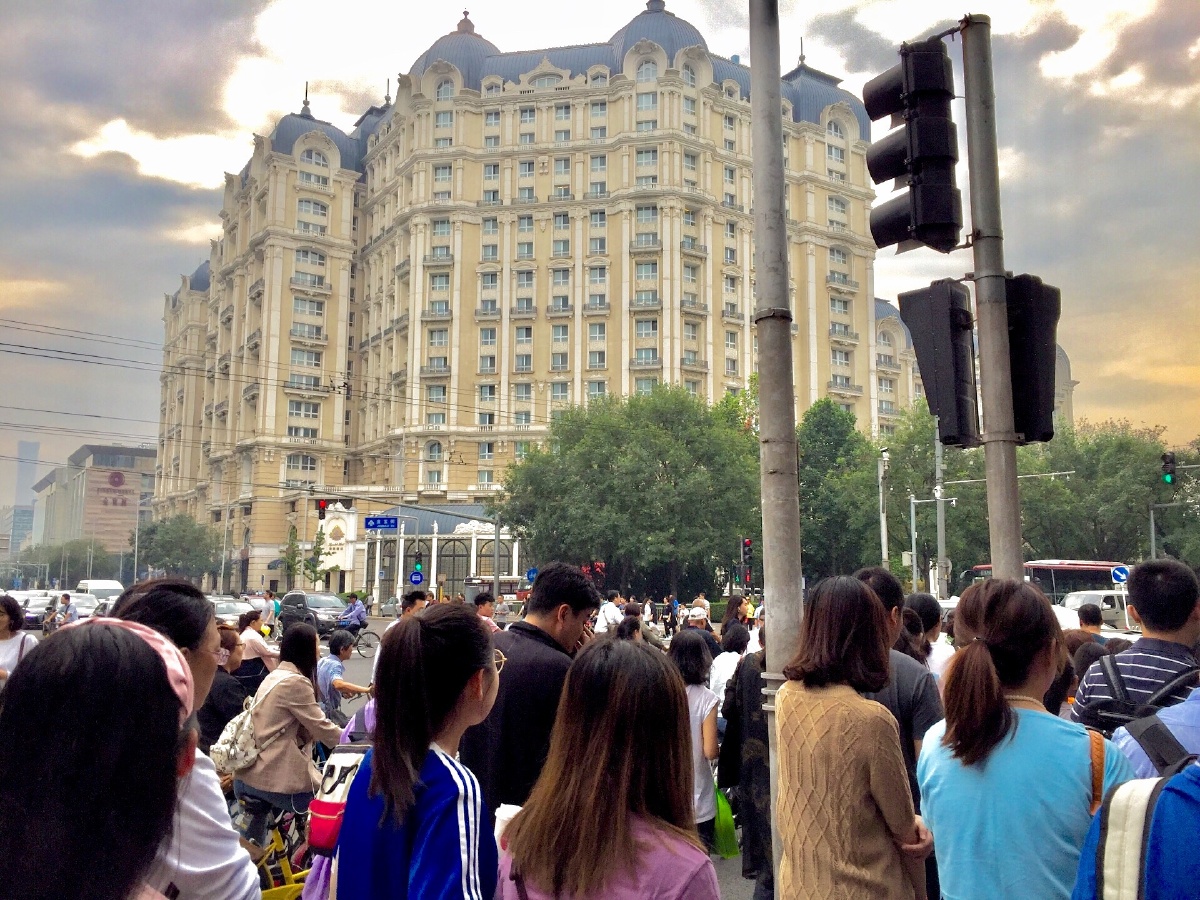 金宝街十字路口蜂拥过街的人群