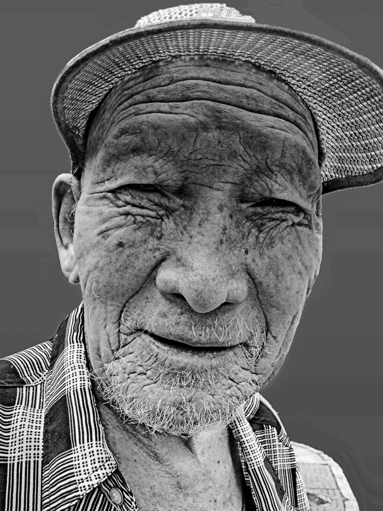 饱经风霜精神矍铄的耄耋老人(黑白片)