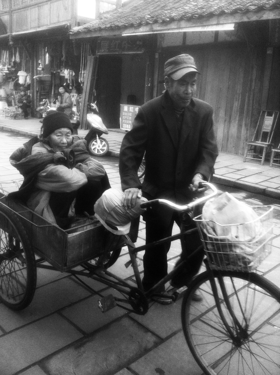 没有宝马奔驰那么光鲜亮丽，坐着这样的专车却有满满的暖意。