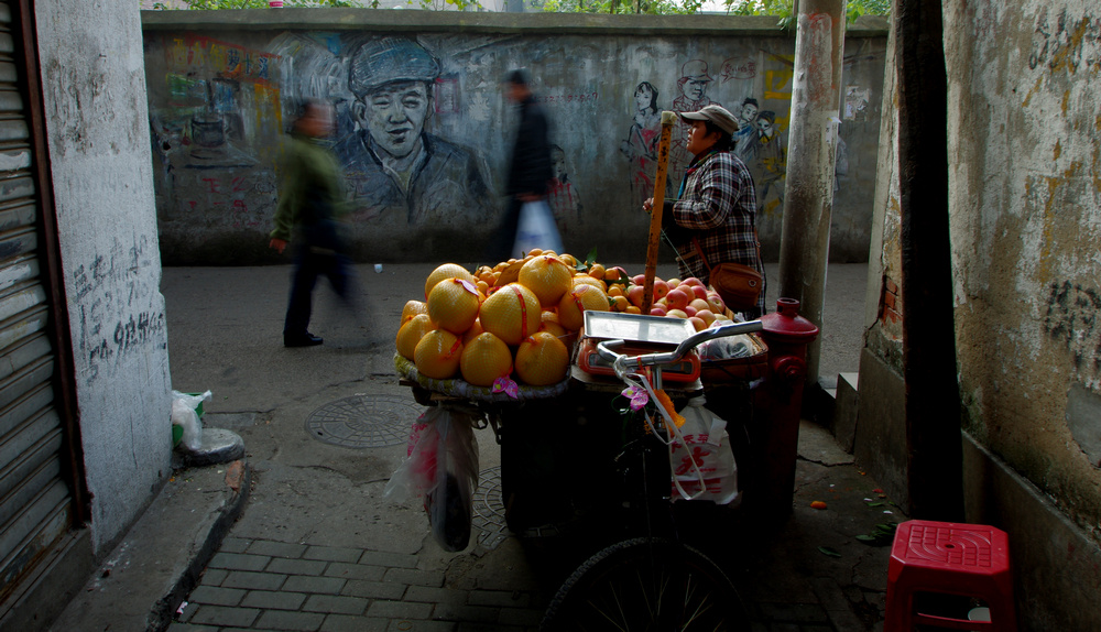 下雨时的西大街西大街的老人西大街的行人武汉汉阳西大街有不少手艺人