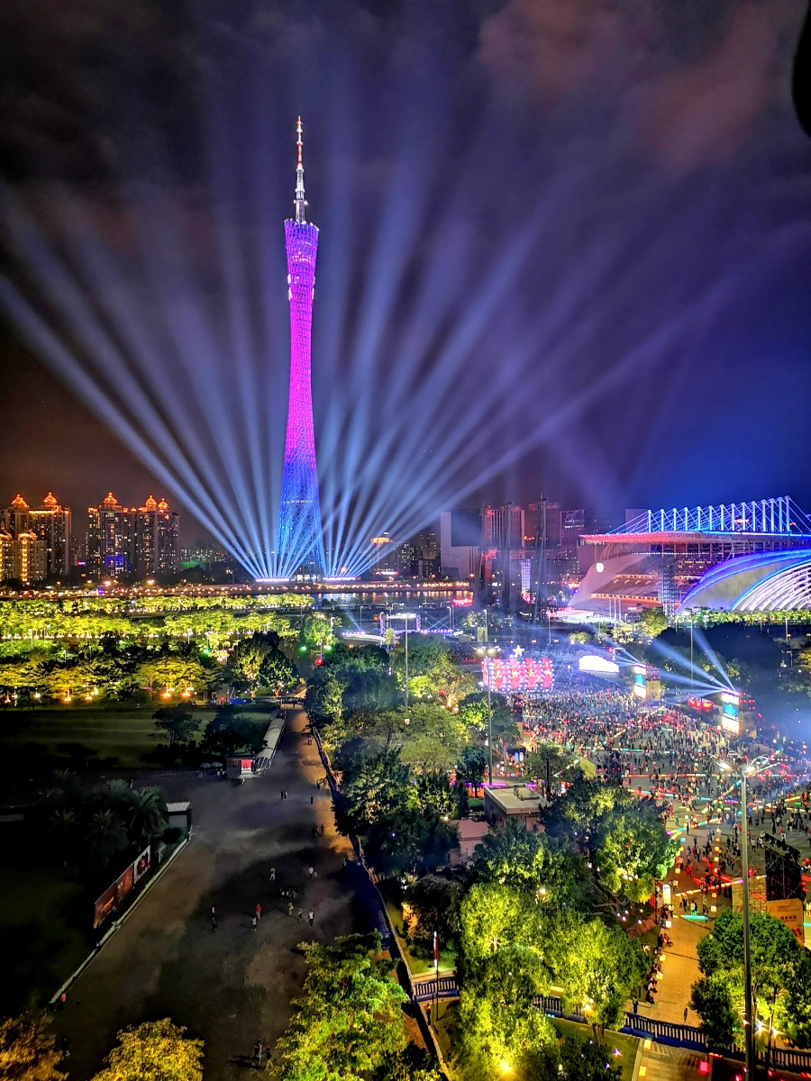 今夜广州的花城广场彩灯闪烁色彩斑斓五彩缤纷每年一届的第八届广州