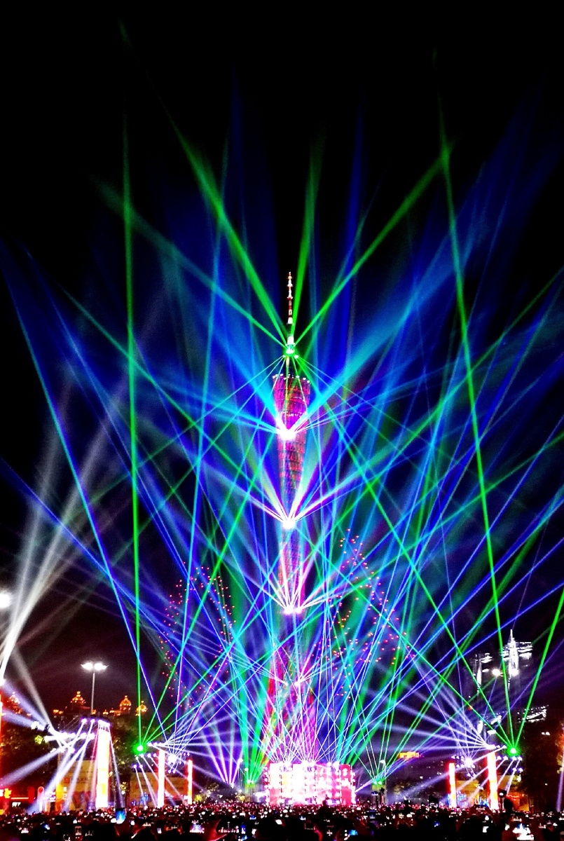 今夜广州的花城广场彩灯闪烁色彩斑斓五彩缤纷每年一届的第八届广州