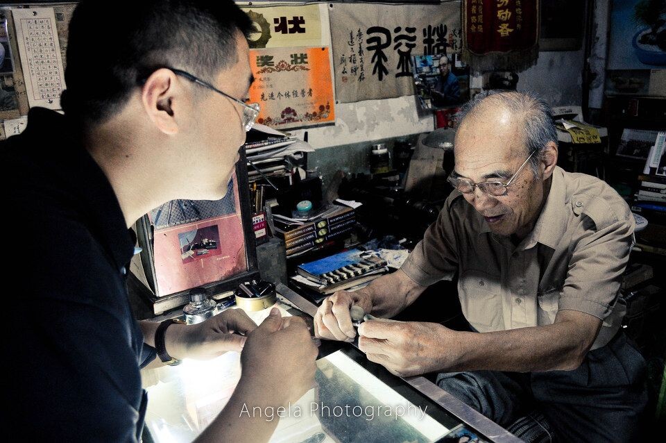05<br />
我还在享受着屋里的“自然凉”时,来了一位客人,一边描述自己钢笔的损坏处,一边说“我是实在没辙了所以就来找您了,我真一点儿辙都没有了。”客人因着急进门没关店门,我就去关严,发现外面嘈杂的车流声和周围店铺播放的音乐声顿时都听不到了,而这真的只是普通的玻璃门而已。