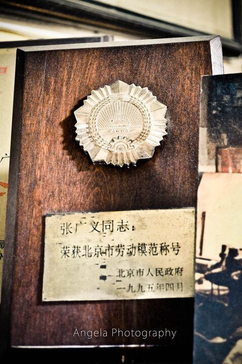 15<br />
1995年的劳模奖章——仔细想想,距今已有17年了!当然,还有更早和更新的奖章陈列在屋里。
