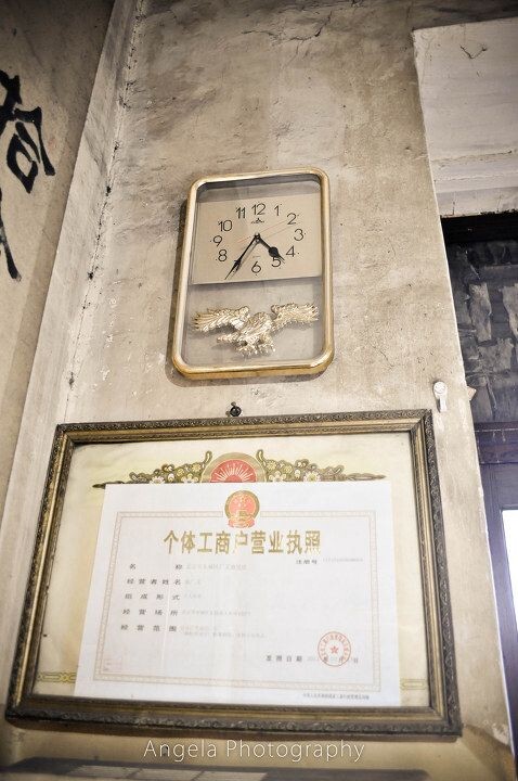 16<br />
我指着这钟表对老爷子说“现在都没有这样儿的表了,我印象中这样儿的表还是我小时候呢。”张老说“哈哈!你还能记得你小时候的事儿呢?”“嗯,差不多也就七八岁的那种时候吧,能记得!”