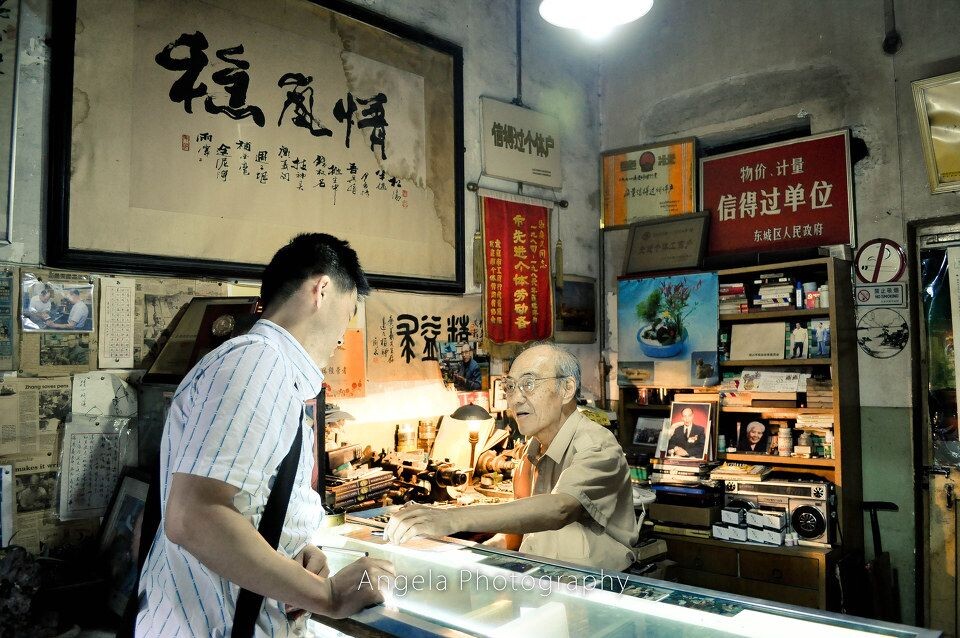 20<br />
张老是对笔不对人。这个客人要买专门写艺术字的粗钢笔,问有没有便宜的,张老就给他拿了20块的。客人试了试,问能15块吗?还有便宜的吗?张老说,不能再便宜了。回身去储物室拿了15块的钢笔。客人拿着这只笔问“能10块钱吗?”我都听不下去了说不能!我买了一只30的钢笔和一瓶钢笔水,给了老爷子一张50。此时老爷子正找我钱,给了我一张20。我正要问,就只见老爷子冲我挤眉弄眼的,我就“心领神会”的收下了。