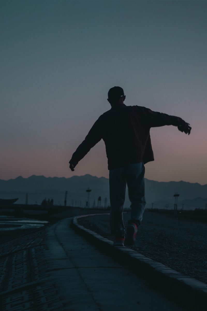 秋日的河边寂静又萧瑟一个人的午后我听到了远方你的召唤